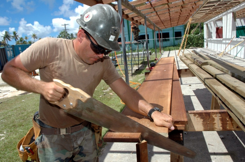 menuisier-TOURETTE DU CHATEAU-min_worker_construction_building_carpenter_male_job_build_helmet-893290